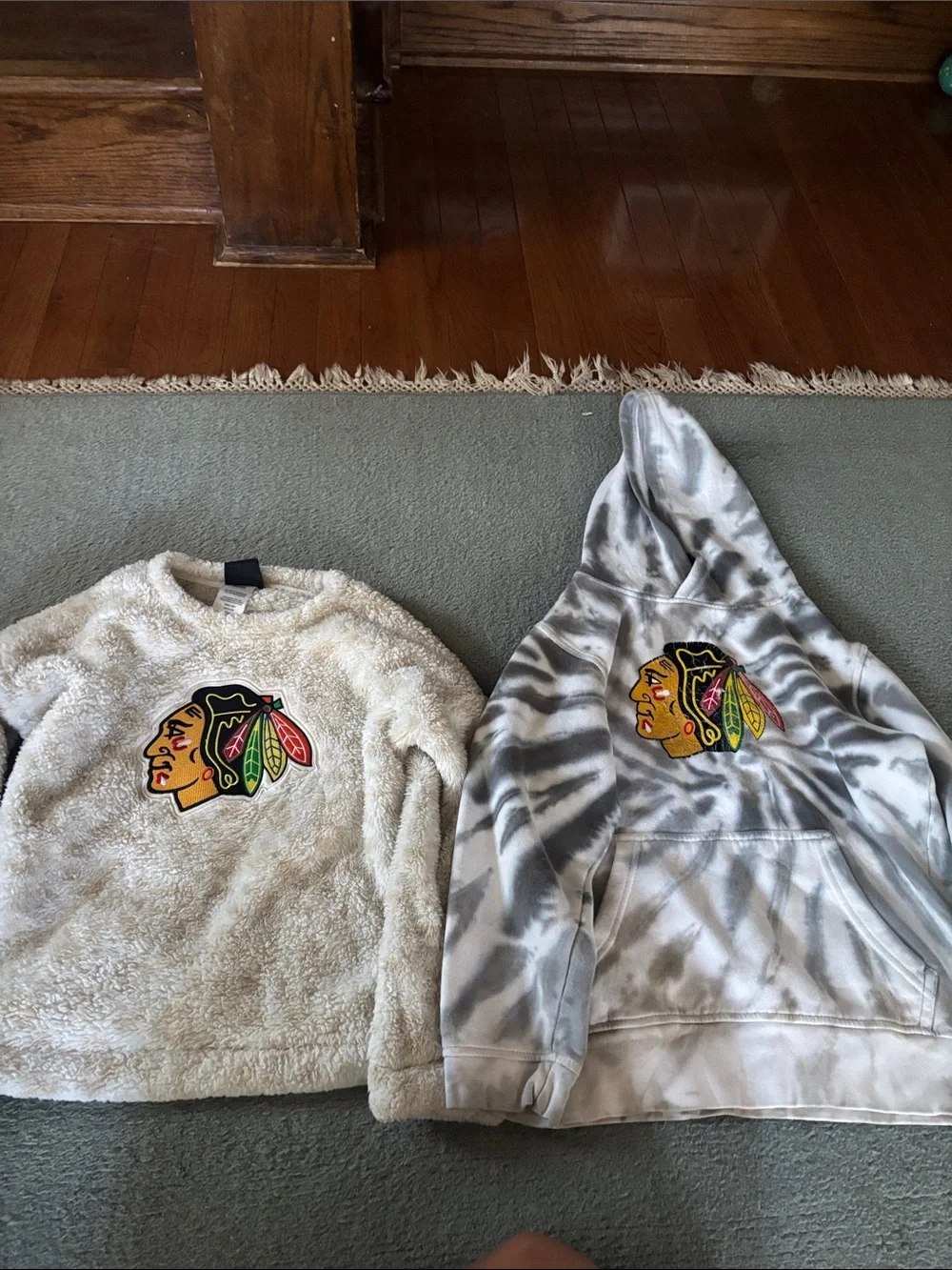 NHL Kids Chicago Blackhawks Cream Sherpa Pullover & Gray Tie-Dye Hoodie Set